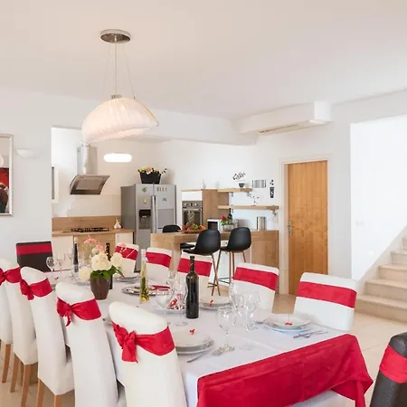 Exceptional Beachfront On Korcula Island ヴィラ プリズバ