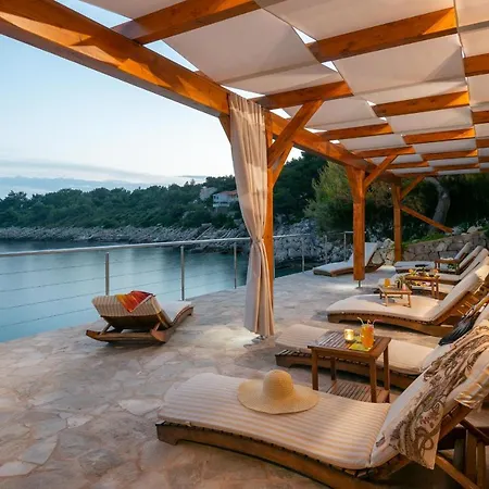 Exceptional Beachfront On Korcula Island ヴィラ プリズバ